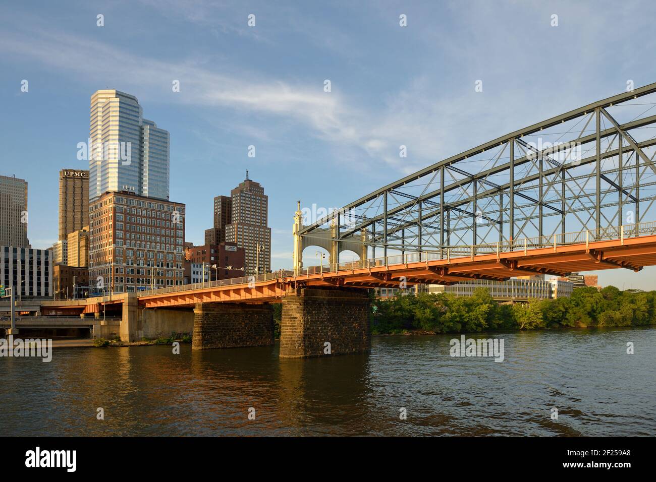 Smithfield St. Bridge et le centre-ville de Pittsburgh depuis la rivière Monongahela, Pittsburgh, Pennsylvanie Banque D'Images