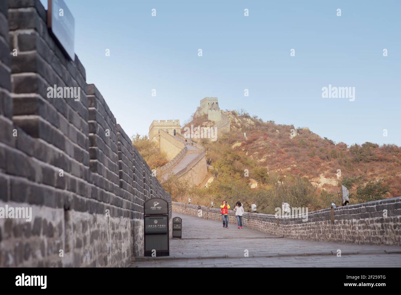 Les jeunes couples prennent des photos dans le Grand Tourisme de la Grande Muraille Banque D'Images