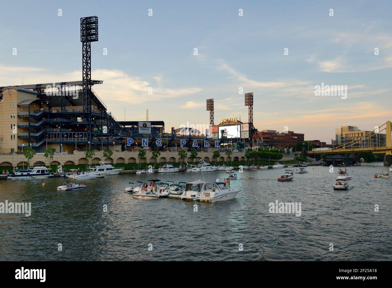 Bateaux sur la rivière Allegheny en face du parc PNC, Pittsburgh, Pennsylvanie Banque D'Images