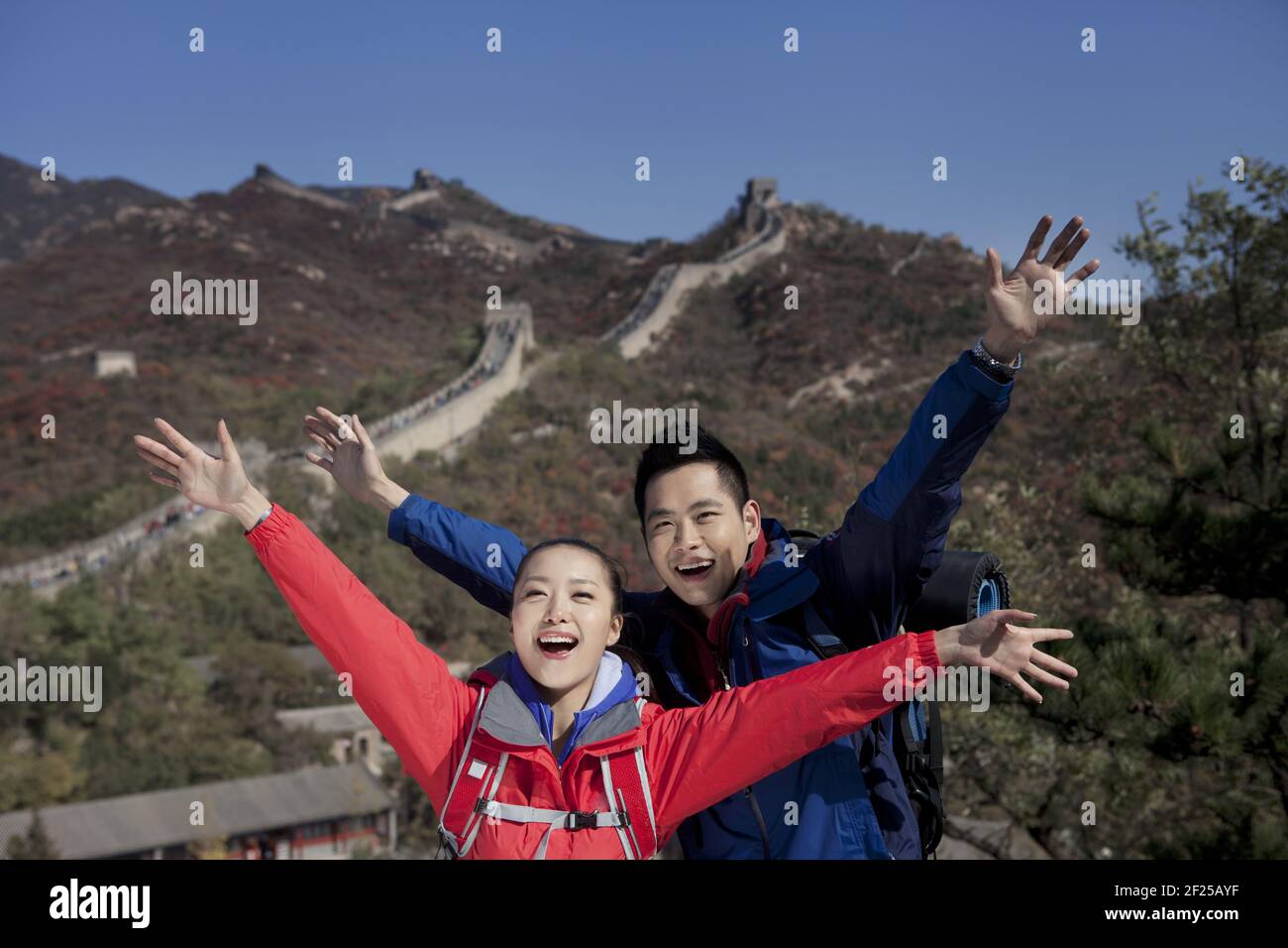 Les jeunes couples prennent des photos dans le Grand Tourisme de la Grande Muraille Banque D'Images