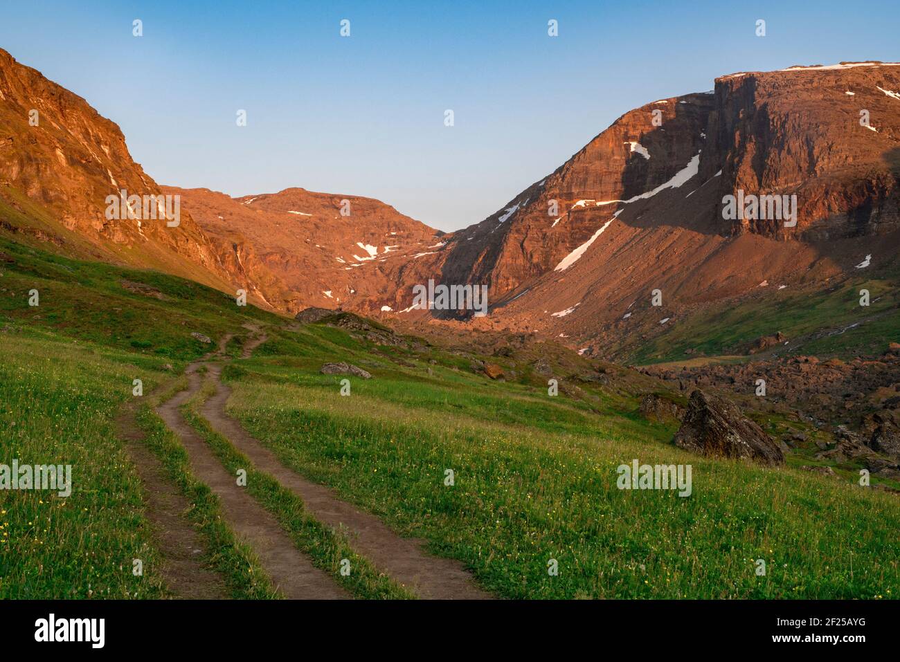 Montagnes rouges colorées au coucher du soleil dans la vallée de Trollsjon en Laponie Banque D'Images