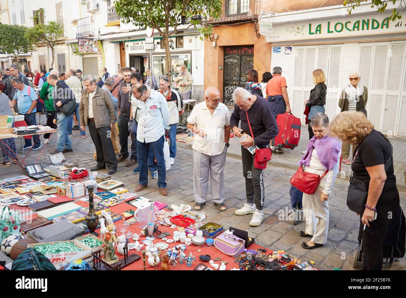 Les gens au plus vieux marché de rue de Séville, Mercadillo de los Jueves, marché du jeudi, , Séville, Andalousie, Espagne Banque D'Images