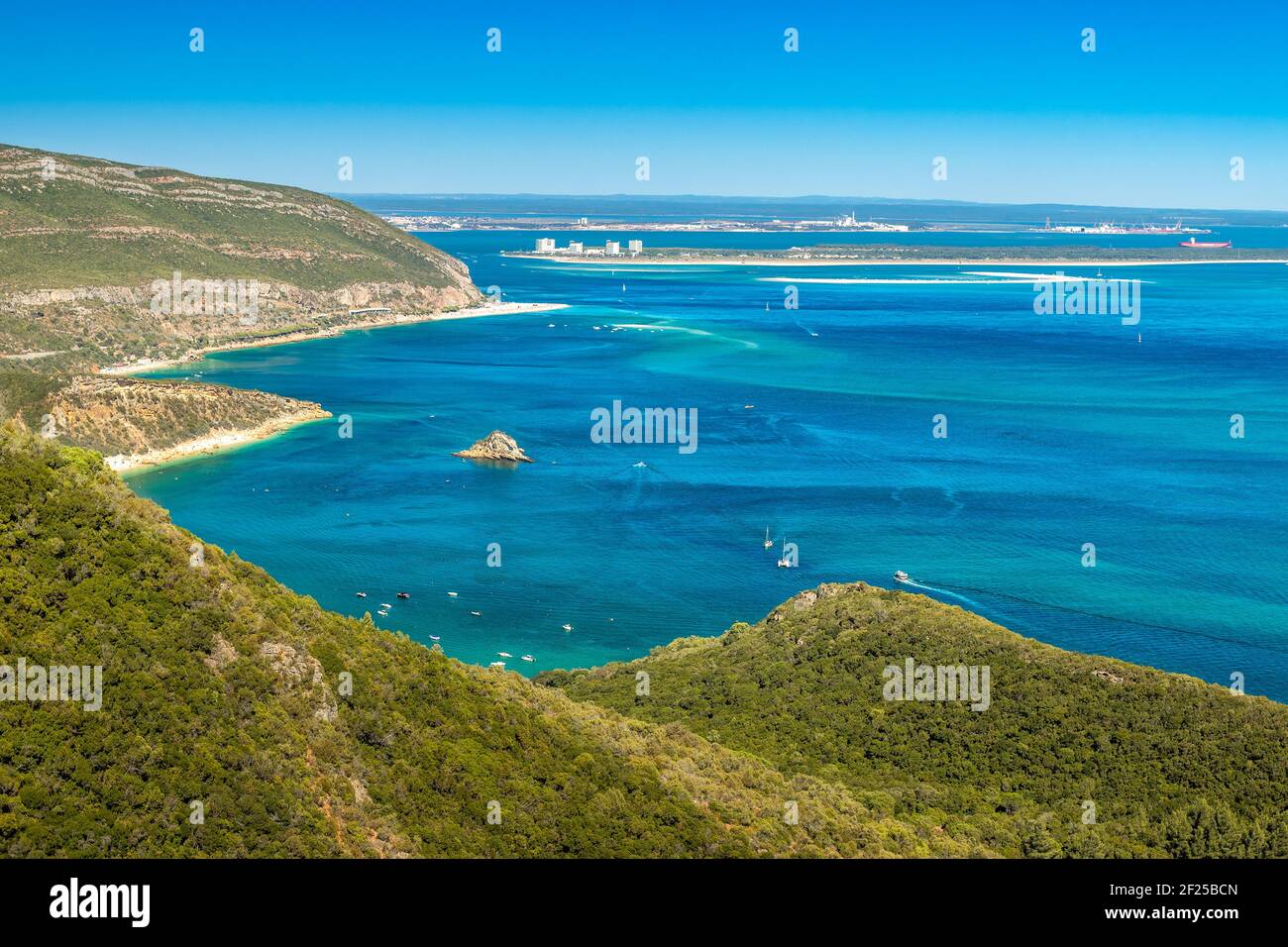Magnifique paysage du Parc naturel d'Arrábida au Portugal, avec les montagnes, les plages, la mer bleue et en arrière-plan la péninsule de Toria. Banque D'Images