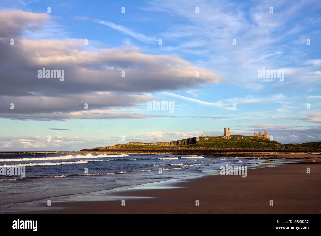 Coucher de soleil au château de Dunstanburgh Banque D'Images