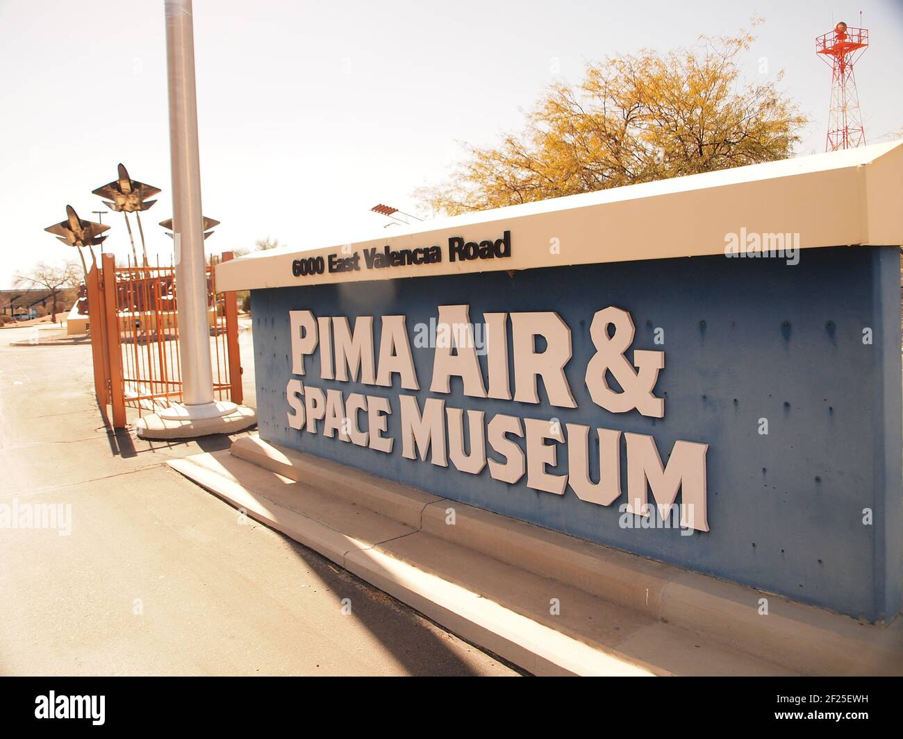 Entrée au musée de l'air et de l'espace de Pima à Tucson, Arizona. L'installation a des centaines d'avions en exposition à l'extérieur comme à l'intérieur. Banque D'Images