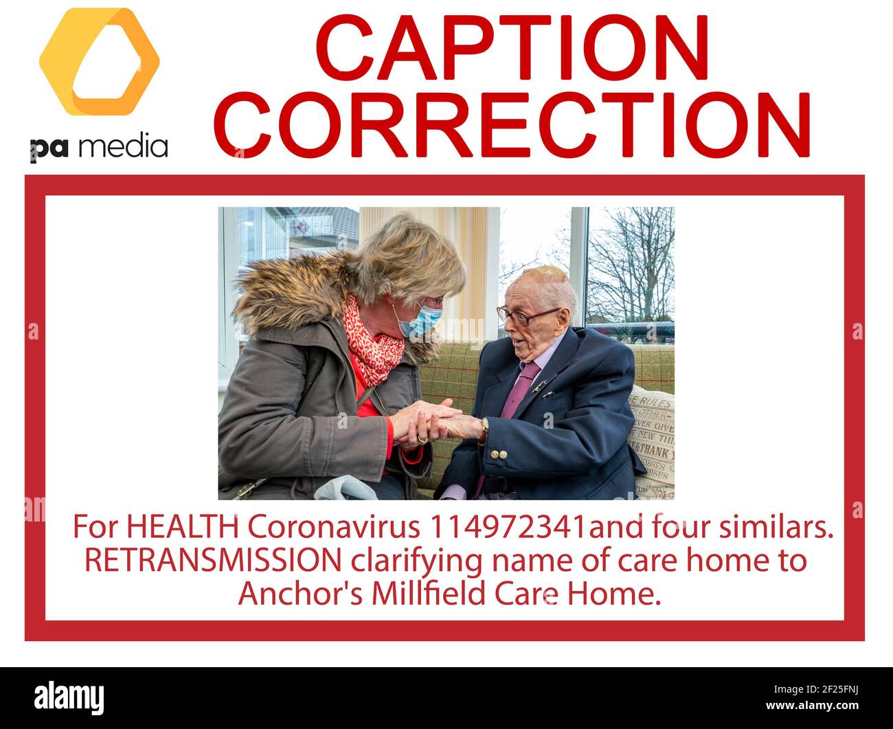 RETRANSMISSION clarifiant le nom dans LE CORONAVIRUS DE SANTÉ 114972341, et quatre semblables, de la maison de soins à Anchor's Millfield Care Home. Eric Bradshaw, vétéran de la Seconde Guerre mondiale, est réuni avec sa fille Ruth au centre de soins Millfield d'Anchor, Oldham, dans le Grand Manchester, après l'assouplissement des restrictions de confinement pour permettre maintenant des visites à domicile de soins. Date de la photo: Mercredi 10 mars 2021. Banque D'Images