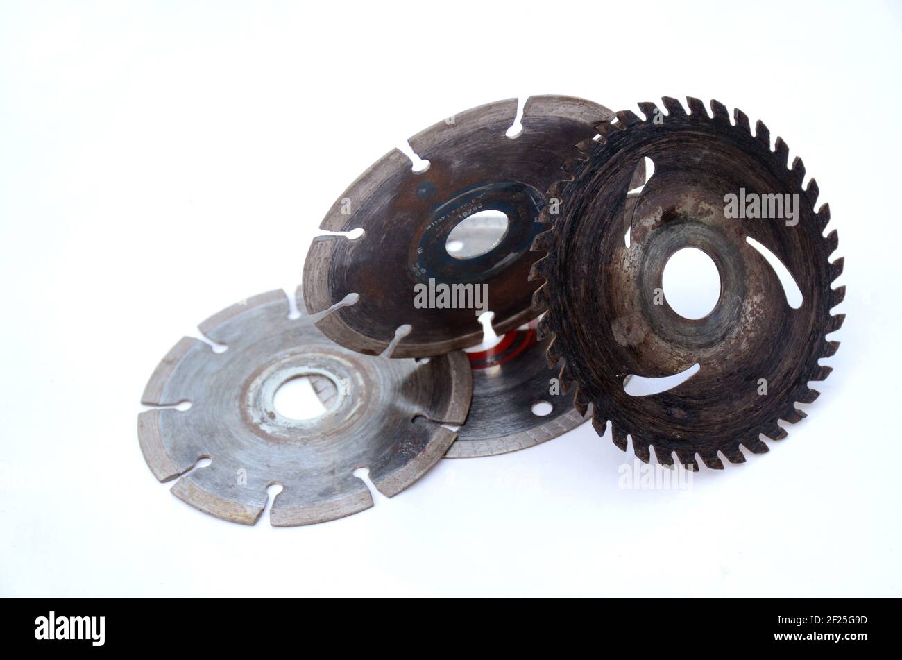 Lames de coupe en fer isolées sur fond blanc Banque D'Images