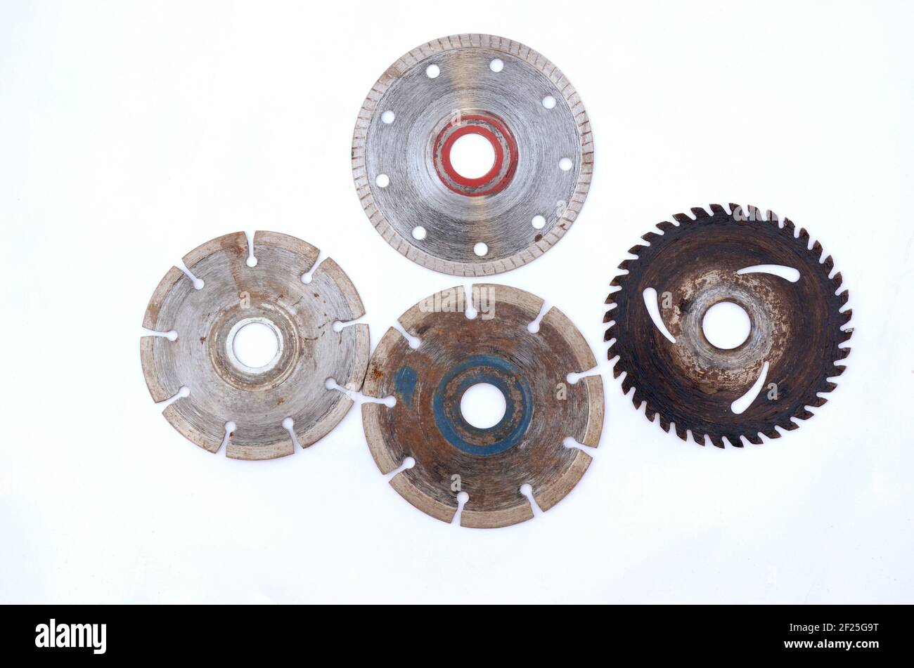 Lames de coupe en fer isolées sur fond blanc Banque D'Images