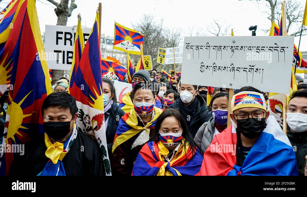 Des milliers de Tibétains et de partisans protestent dans les rues de la place du Trocadéro près de la célèbre Tour Eiffel à Paris pour commémorer le 62ème anniversaire de la Journée nationale du soulèvement tibétain. Un jeu de rue a été organisé sur la mort récente de Tenzin Nyima, un moine tibétain de 19 ans, en raison de tortures dans la prison chinoise. Banque D'Images