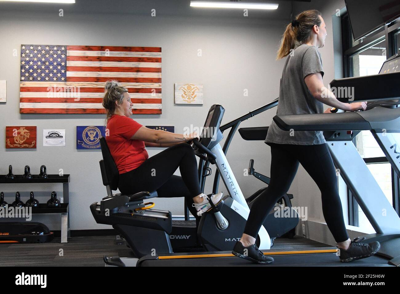 Les gens font de l'exercice dans une salle de gym à Wylie, Texas, le mercredi 10 mars 2021. Le gouverneur du Texas, Greg Abbott, a entièrement annulé la commande de masque à l'échelle de l'État et permet à l'entreprise de rouvrir à pleine capacité, ce qui permet à chaque entreprise de déterminer ses propres exigences en matière de masque. Photo de Ian Halperin/UPI Banque D'Images