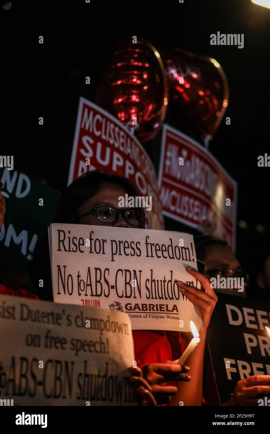 Des manifestants tiennent des pancartes lors d'un rassemblement sur la liberté de la presse suite à des tentatives de fermeture d'ABS-CBN, le plus grand réseau de diffusion du pays à Quezon City, dans la région métropolitaine de Manille, aux Philippines. Banque D'Images