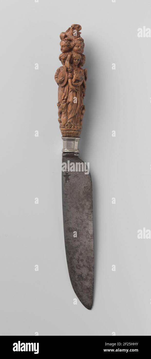 Messenheft met de vijf zintuigen.le rafter se compose de cinq figures de femmes placées dans un cercle. Il y a quatre pavés sur leur tête, sur lesquels un lion est assis. Les femmes présentent les cinq sens: Femme, qui persiste avec sa main droite à lui-même; dans sa main gauche un fruit, ses pieds est un singe (le goût). Femme, tenant un oiseau sur son bras, tapotant son doigt; à ses pieds une tortue (le sentiment). Femme jouant sur un luth; il y a un cerf (l'audition) à ses pieds. Femme avec un miroir de main; un aigle est sur ses pieds (le visage). Femme, portant un tonneau d'encens: Elle tient une fleur à sa droite Banque D'Images