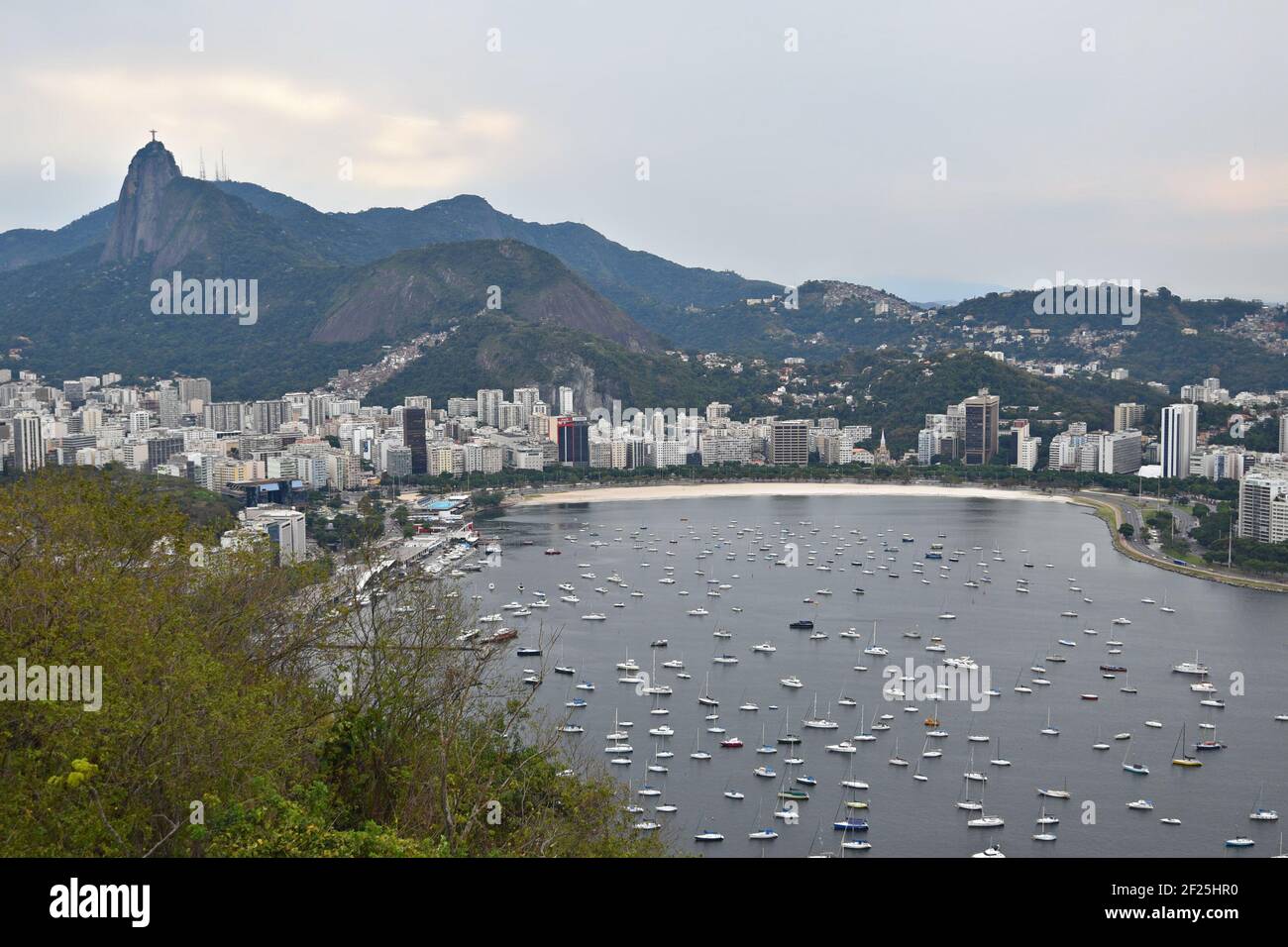 Paysage avec vue panoramique sur Botafogo, Corcovado et la ville de Rio de Janeiro au Brésil. Banque D'Images