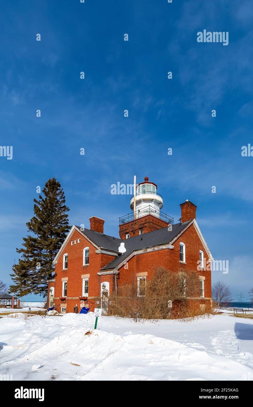 Phare de Big Bay point le long du lac supérieur, au nord-ouest de Marquette, en février, Michigan, États-Unis [aucune autorisation de propriété; disponible pour licence éditoriale Banque D'Images