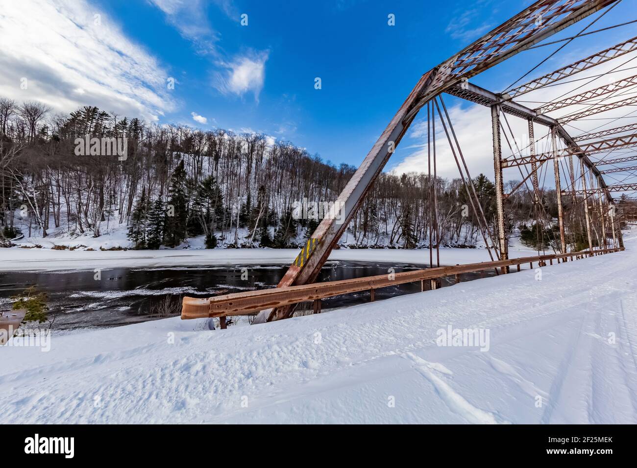 Steel Bridge, maintenant un pont récréatif, enjambant la rivière Dead en février dans le comté de Marquette, Michigan, États-Unis Banque D'Images