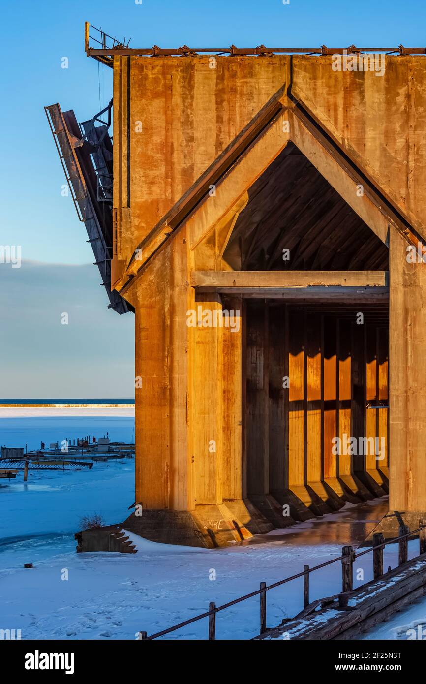 Lower Harbour Ore Dock, abandonné en 1971, en février à Marquette, Michigan, États-Unis Banque D'Images