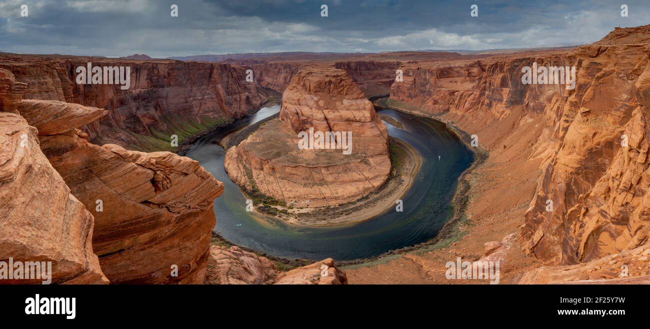 Horshoe Bend sur le fleuve Colorado près de Paige Arizona. Vue panoramique sur la courbe et la rivière. Colorado River, États-Unis d'Amérique Banque D'Images