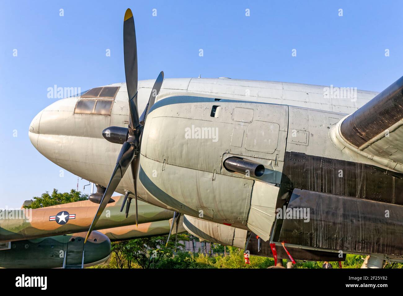 Séoul, Corée du Sud. 27 mai 2017. Curtiss C-46 Commando transport exposé au Musée de la guerre de Corée. Banque D'Images