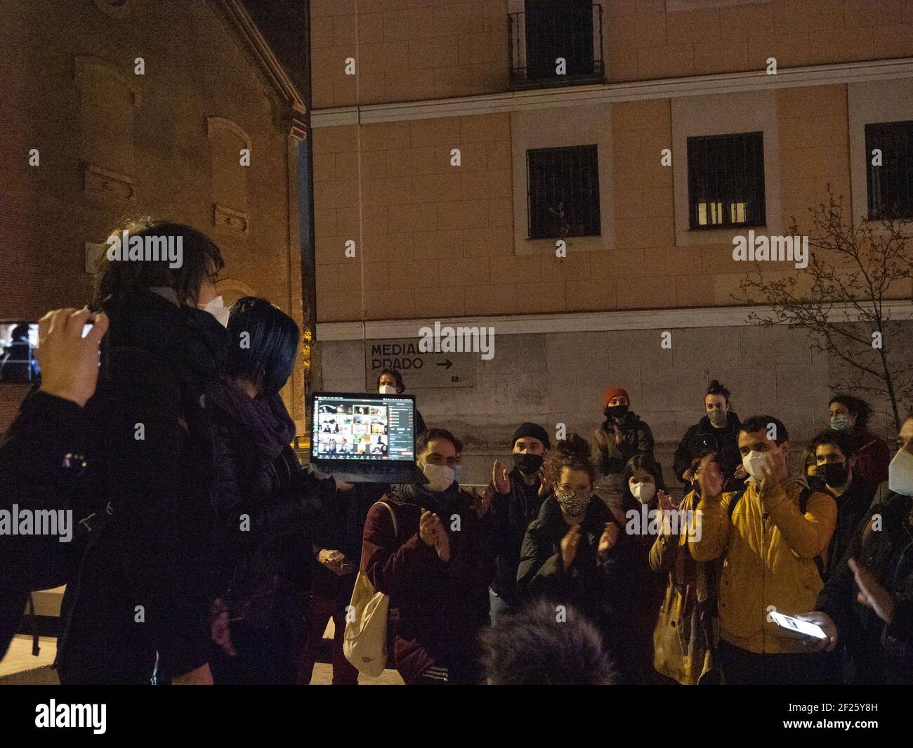 Madrid, Espagne. 24 février 2021. Les gens claquant après avoir écouté le manifeste contre le démantèlement de MediaLab-Prado par la mairie de Madrid. © Valentin Sama-Rojo/Alamy Live News. Banque D'Images
