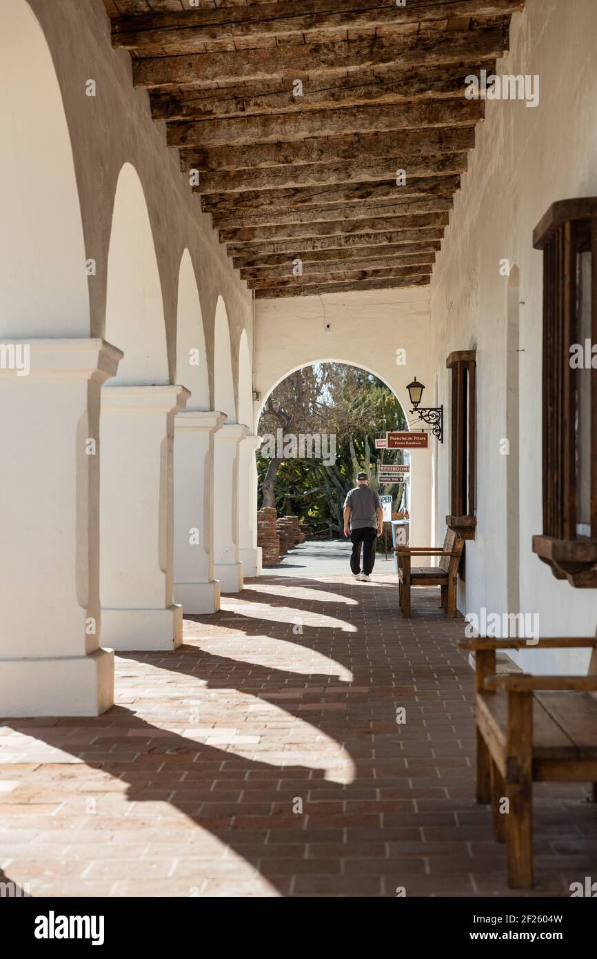 Oceanside, Californie États-Unis - 5 mars 2021 : couloir ombragé avec bancs, arches et poutres apparentes à Mission San Luis Rey Banque D'Images