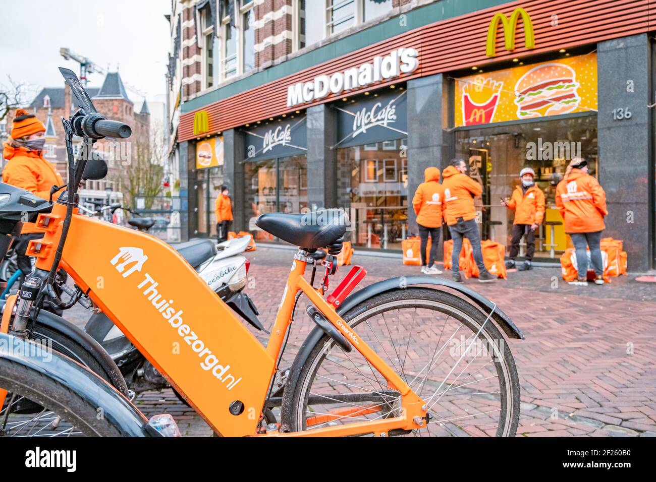 Utrecht pays-Bas Thuisbezorgd et Deliveroo des couriers attendent à Utrecht, pays-Bas. La livraison de nourriture à vélo est populaire en U Banque D'Images