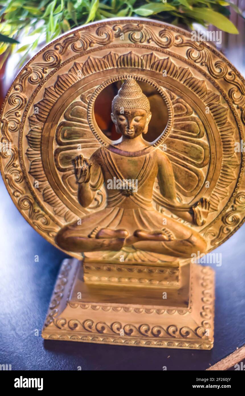 Figurine de Bouddha sur fond de cercles de bronze. Figurine sacrée à l'intérieur. Banque D'Images