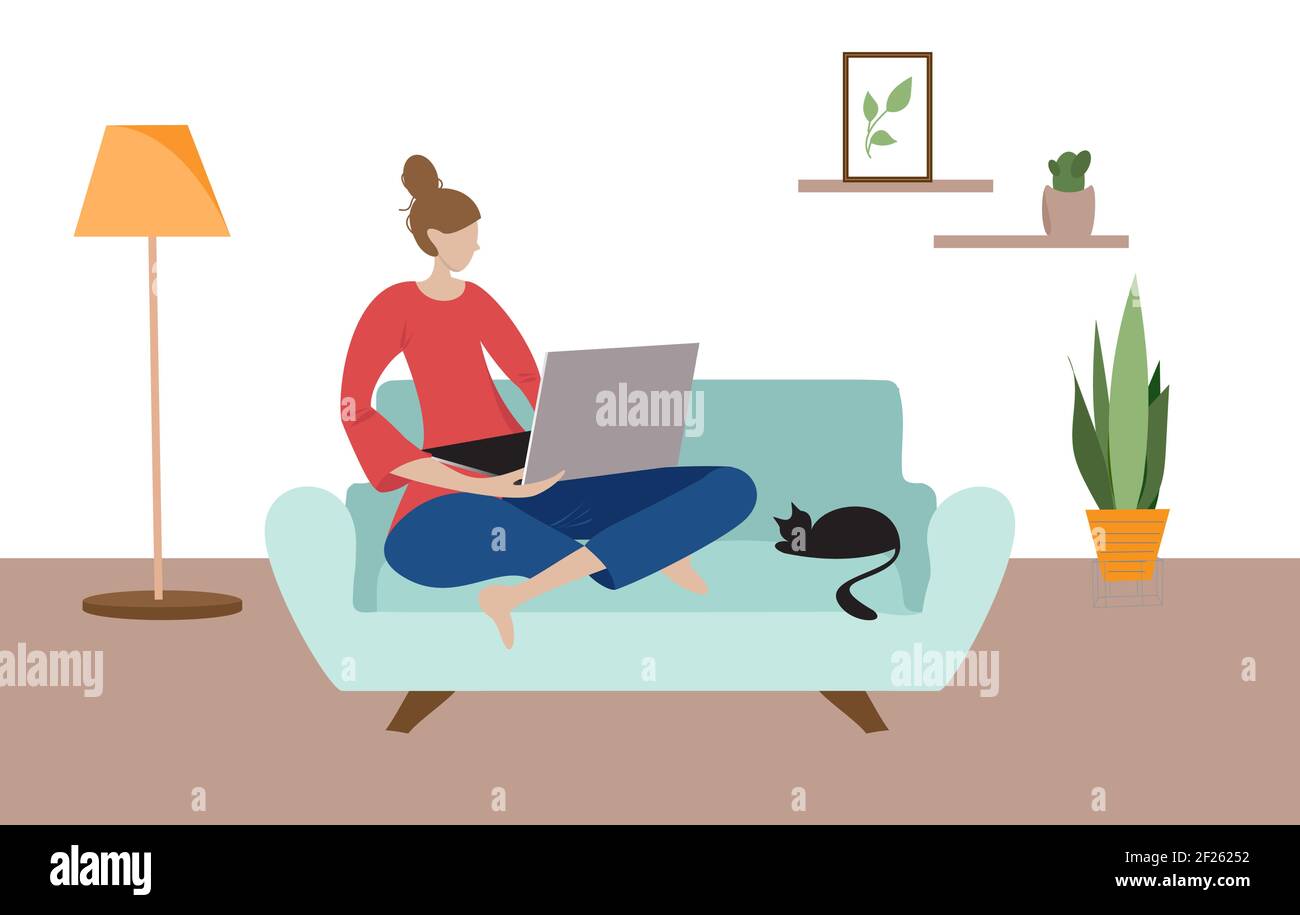 Femme travaillant à la maison sur son ordinateur et assise sur son canapé avec son chat noir. Illustration vectorielle de style plat pour la pigiste, le travail à domicile, o Illustration de Vecteur