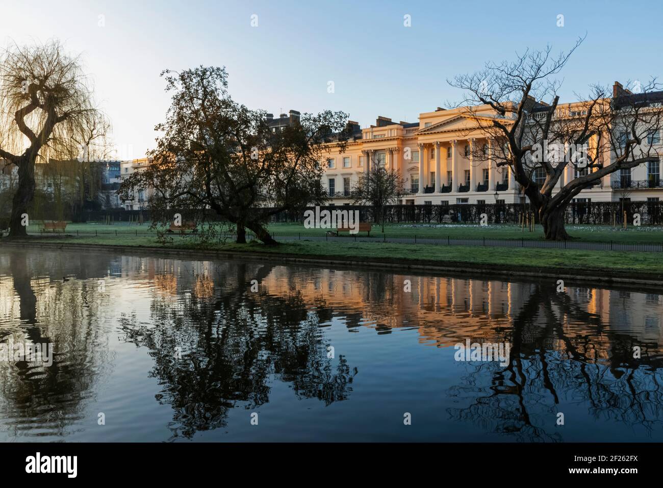 Angleterre, Londres, Regent's Park, vue d'hiver de Cornwall Terrace Mews avec Reflection in Lake Banque D'Images