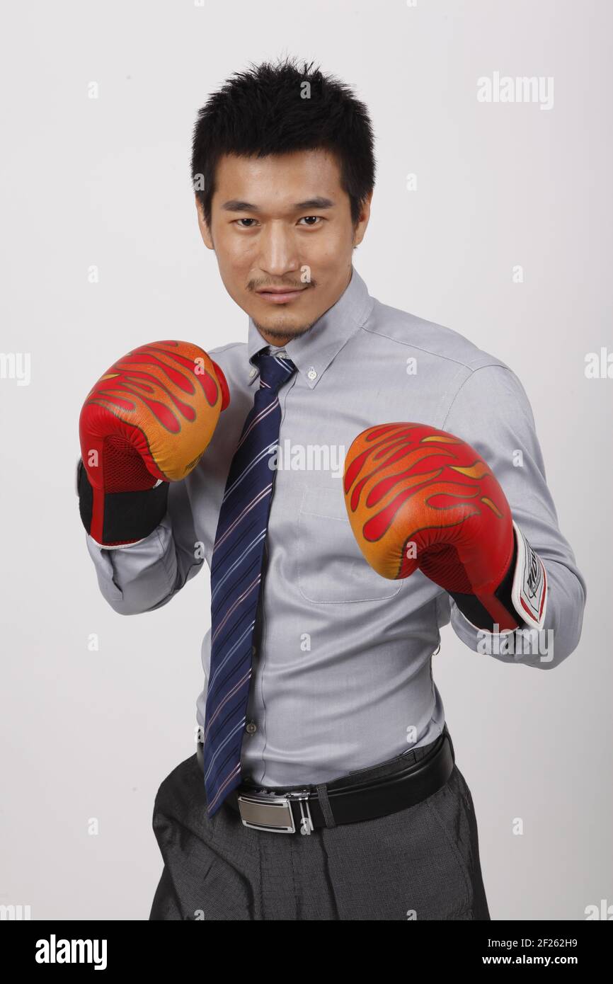 Un jeune homme d'affaires en gants rouges Banque D'Images