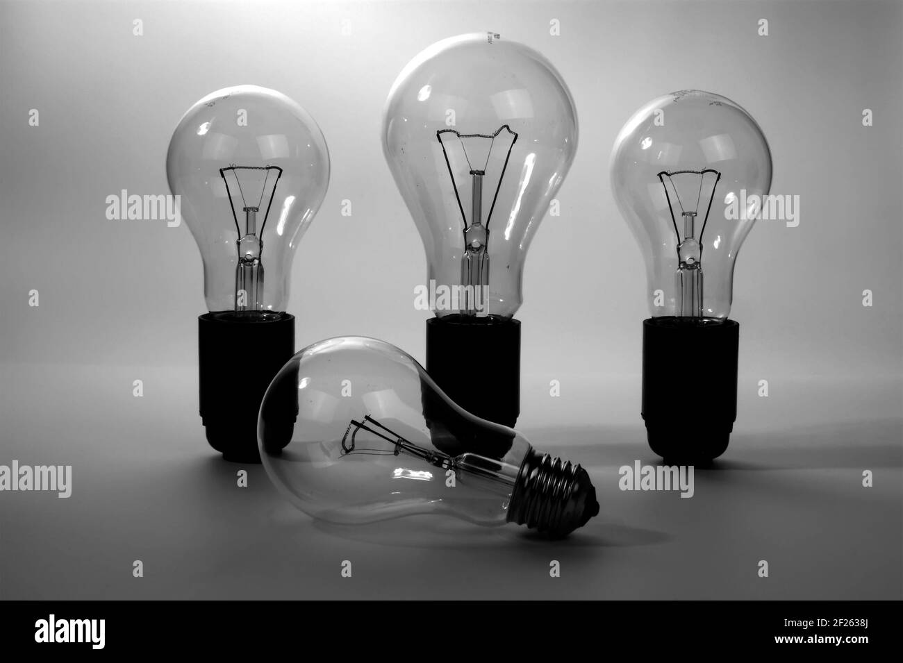 Grandes lampes à incandescence électriques brossées, rétroéclairage, image en noir et blanc Banque D'Images