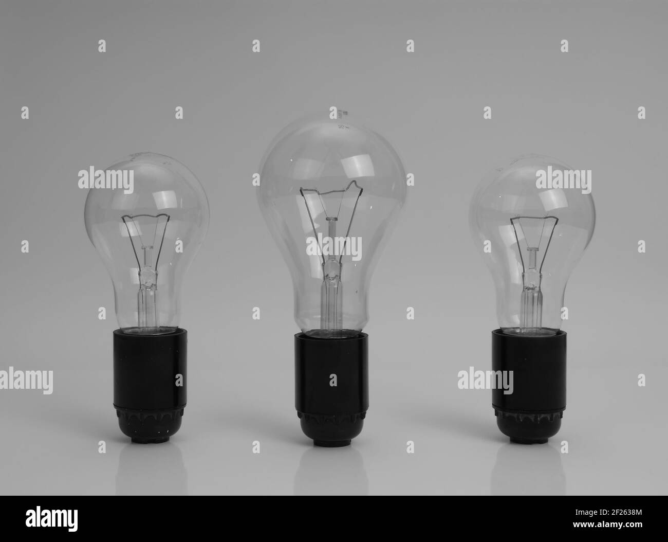 Grandes lampes à incandescence électriques brossées, image en noir et blanc Banque D'Images