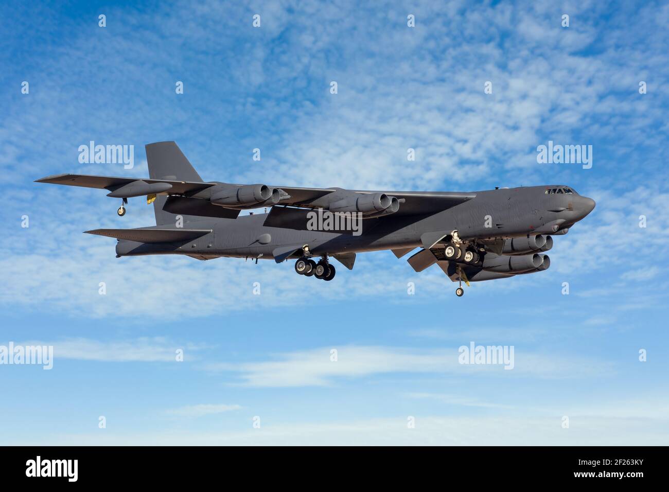 Le bombardier Boeing B-52 atterrit contre un ciel bleu. Huit bombardiers lourds de l'USAF ont été déployés pour des missions de combat Banque D'Images
