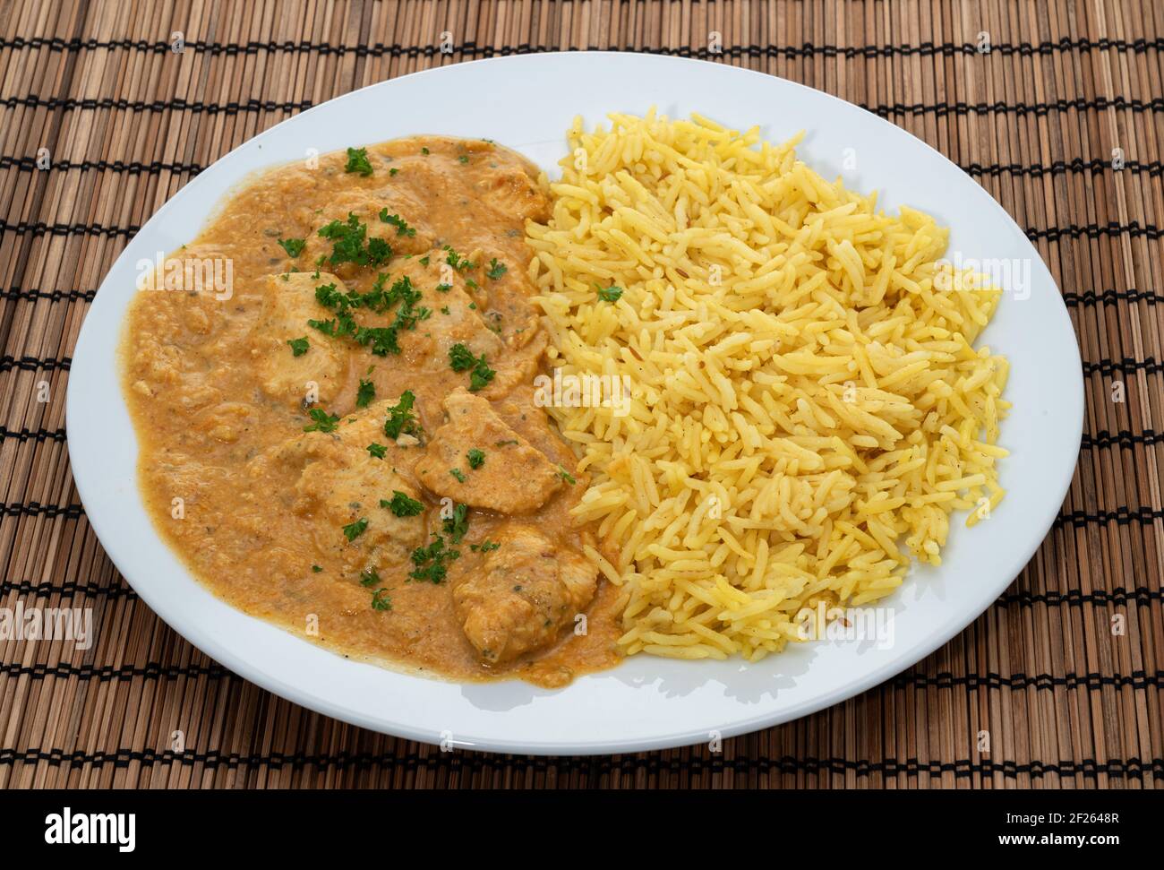 Poulet Korma curry doux avec riz pilau Banque D'Images