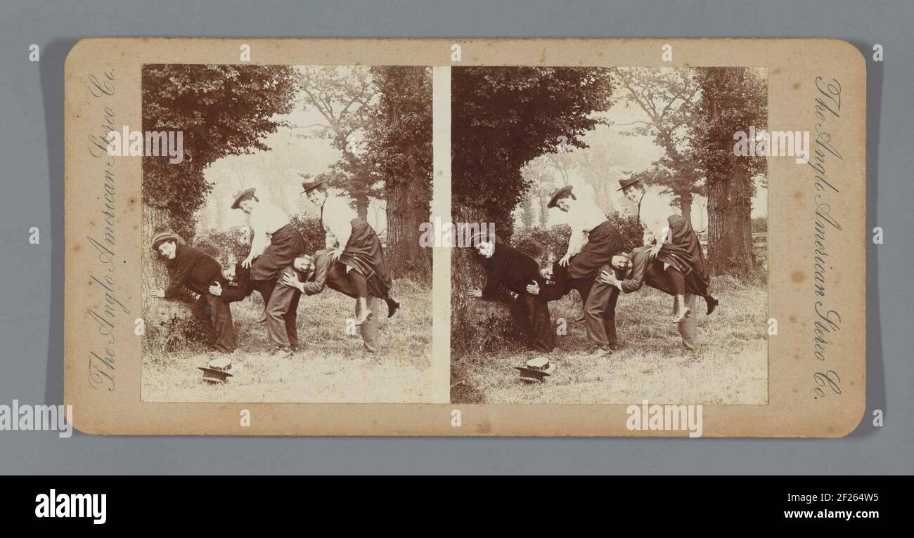 Deux couples et un troisième homme à cheval dans la forêt .. Banque D'Images