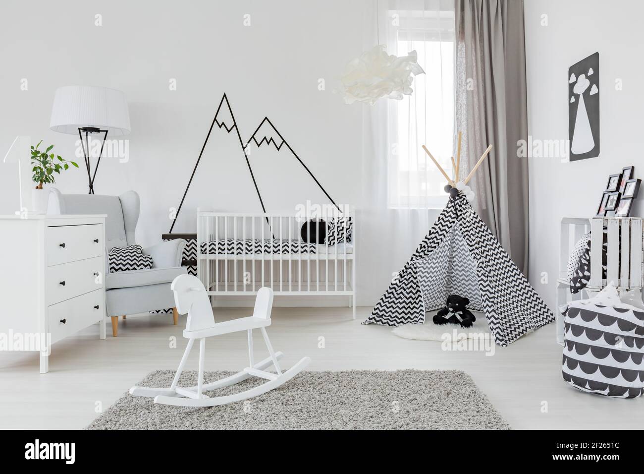 Chambre pour enfants avec mobilier blanc, moquette, tente et étiquette murale Banque D'Images