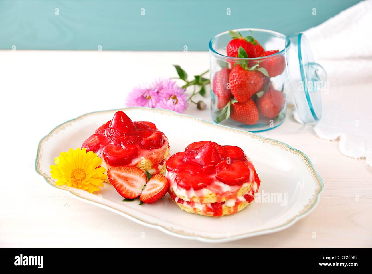 Mini Gateau Eponge A La Creme De Fraise Et De Yaourt Deux Petits Gateaux Delicats Et Delicieux Photo Stock Alamy Mini Gateau Eponge A La Creme De Fraise Et De Yaourt Deux Petits Gateaux Delicats Et Delicieux Photo Stock Alamy