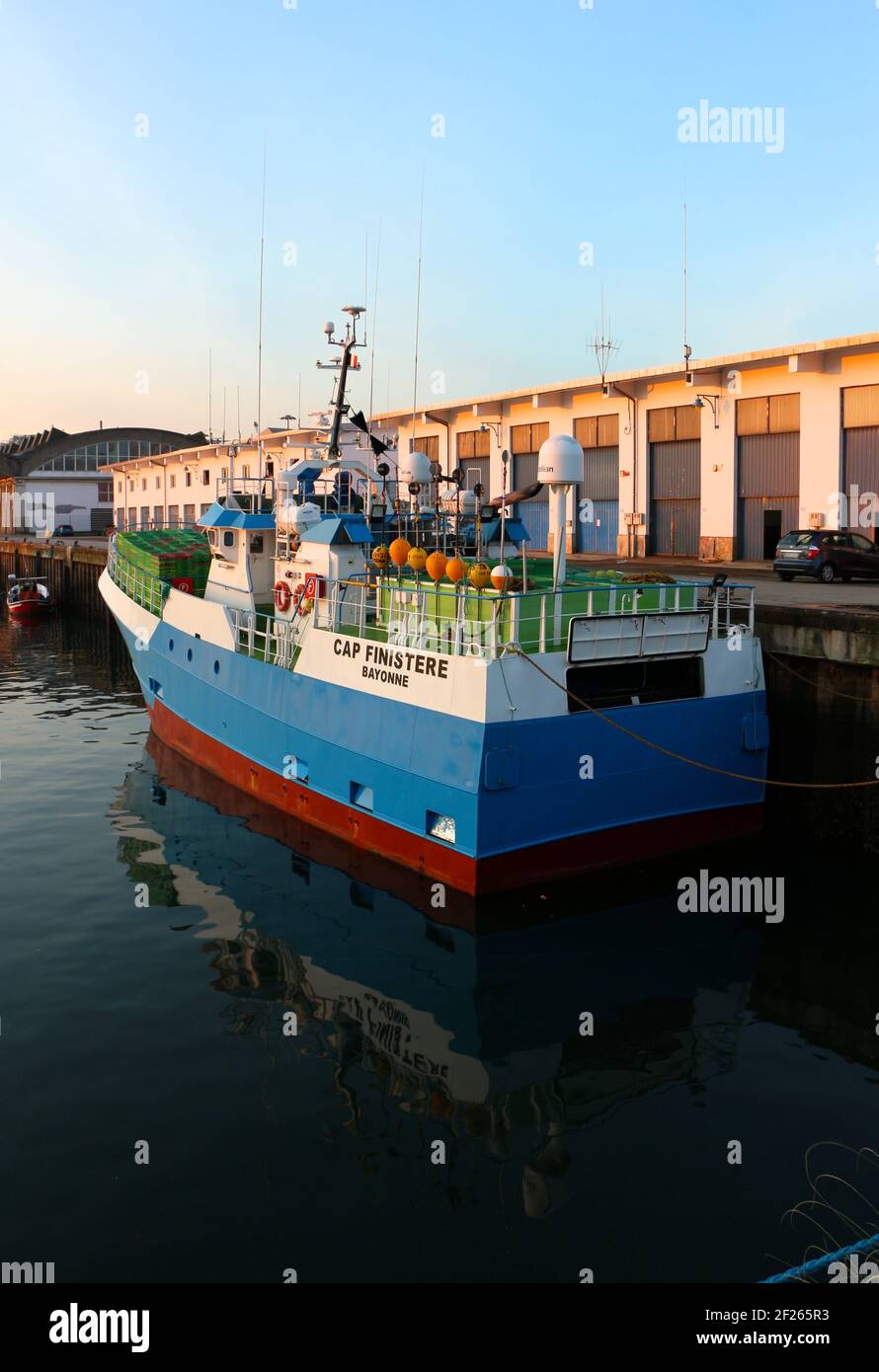 Maliano Dock avec le chalutier français Cap Finistère amarré en hiver matin soleil Santander Cantabria Espagne Banque D'Images