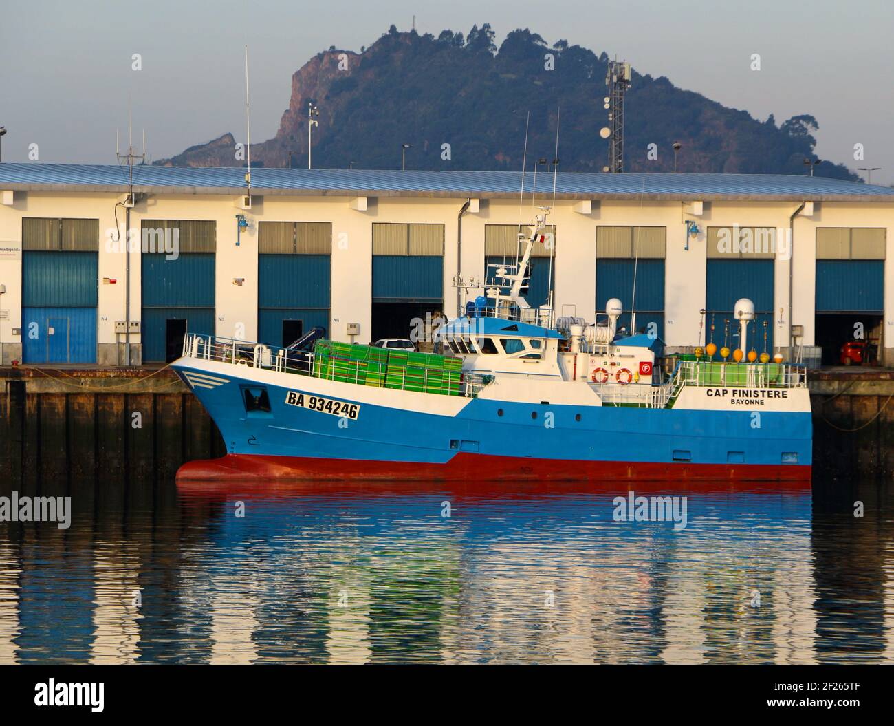 Maliano Dock avec le chalutier français Cap Finistère amarré en hiver matin soleil Santander Cantabria Espagne Banque D'Images