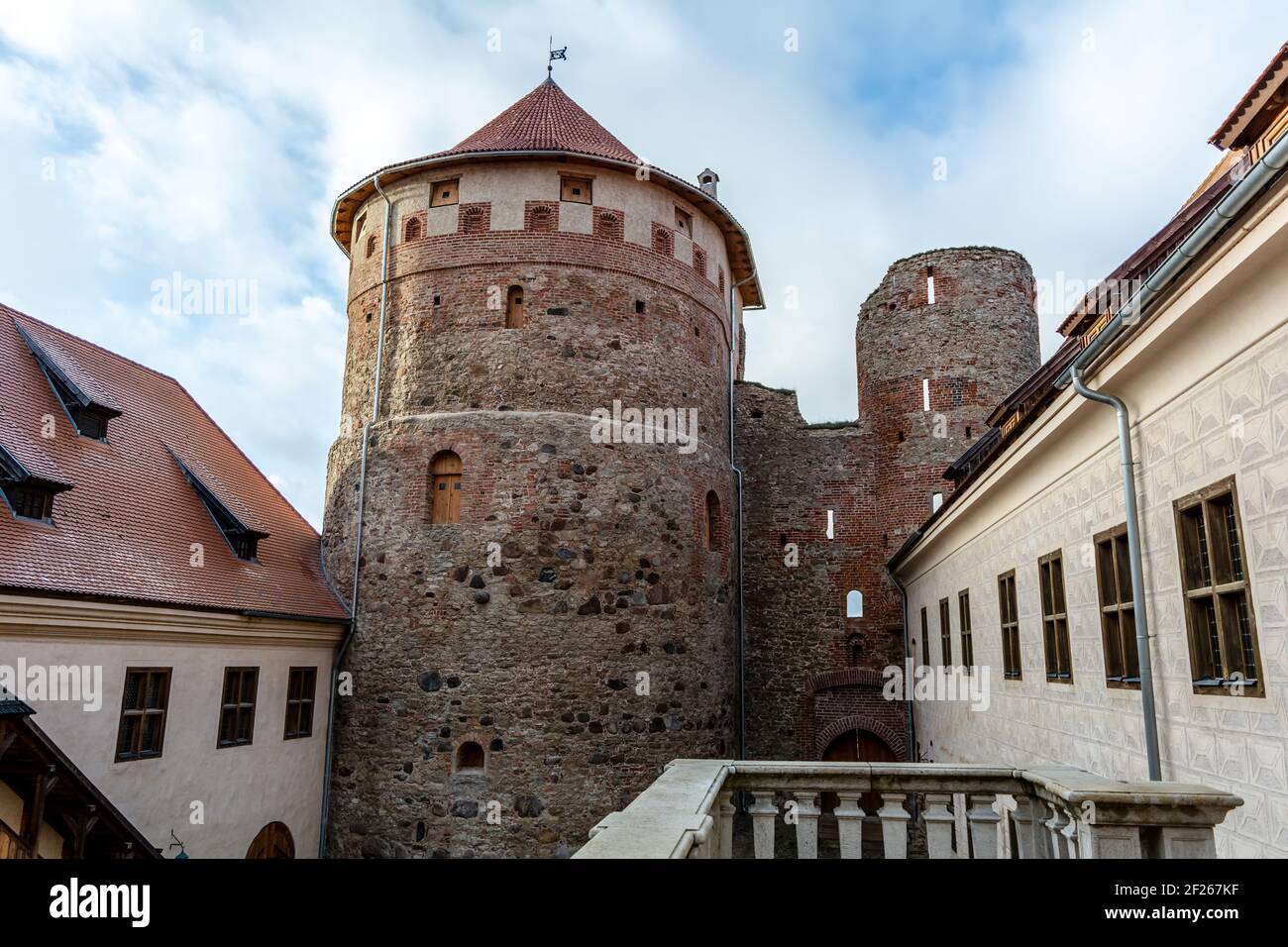 Cour médiévale du château de Bauska avec tour d'observation Banque D'Images