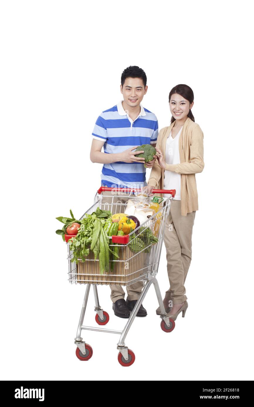 Un jeune couple heureux font du shopping Banque D'Images