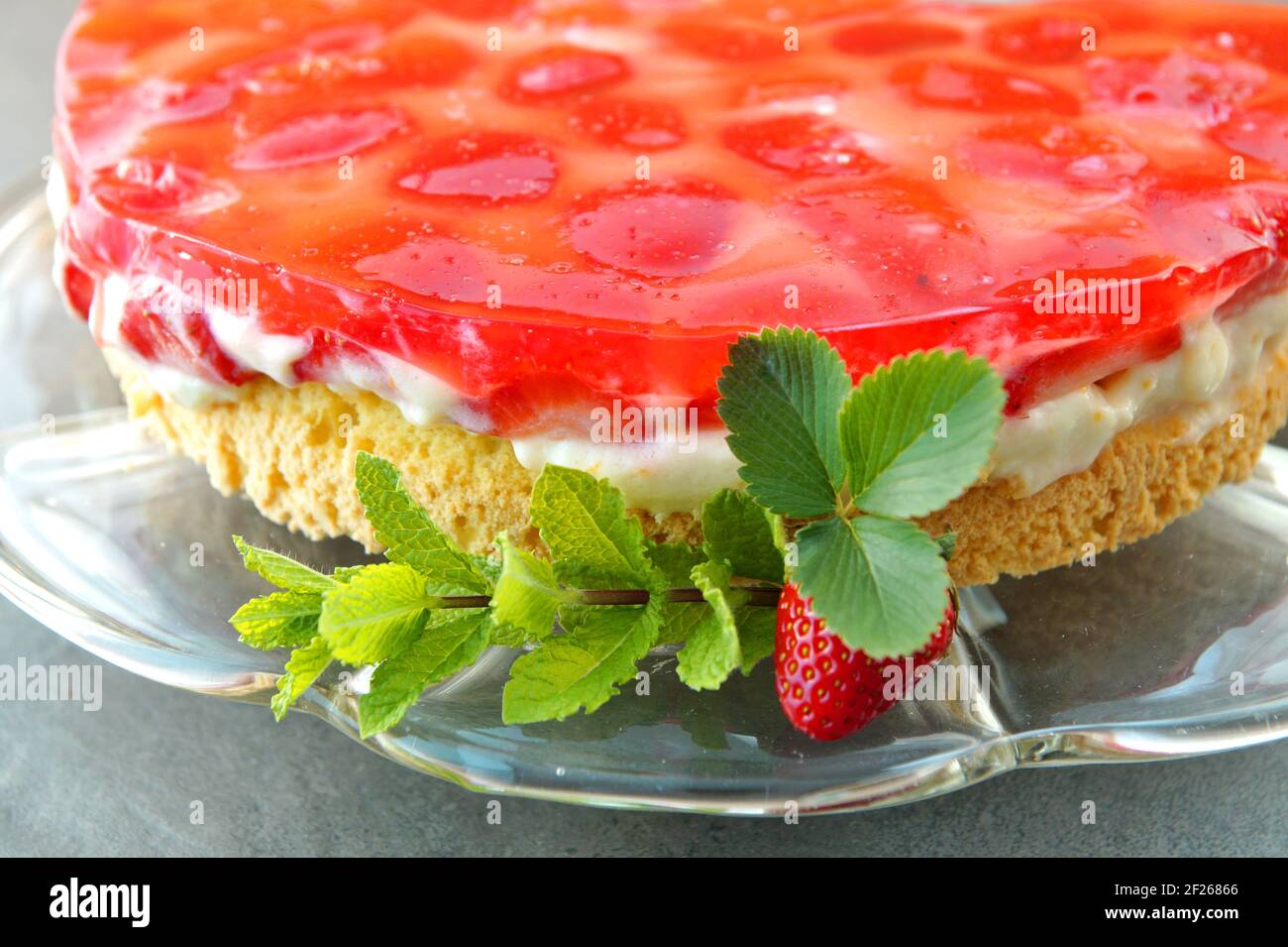 Gateau Eponge A La Fraise Et A La Creme Gateau Au Biscuit Avec Creme Au Yaourt Et Fraises Photo Stock Alamy