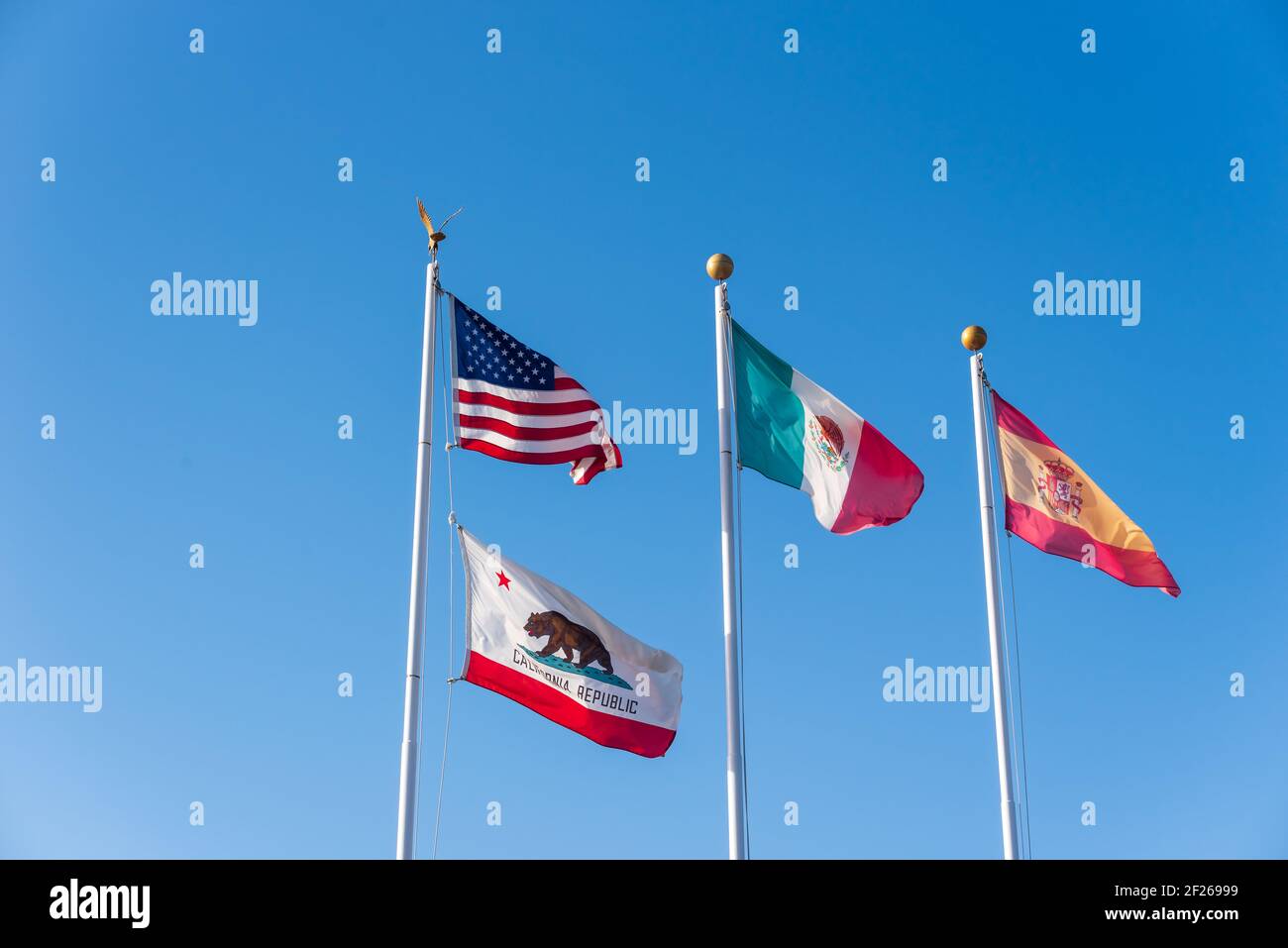 Les drapeaux américains, mexicains et californiens agités dans les airs. Banque D'Images
