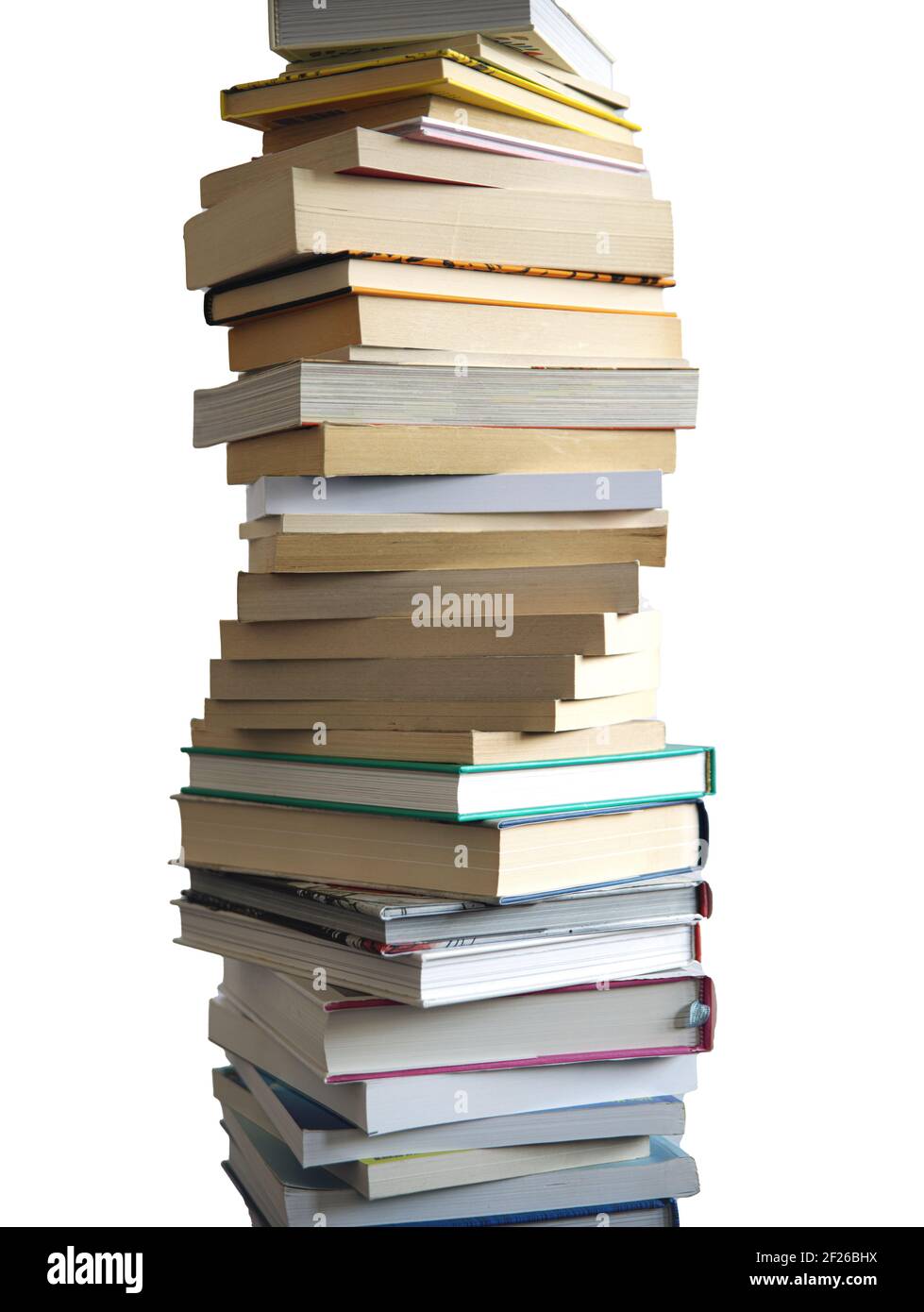 Une grande pile de nombreux livres empilés haut, isolé sur blanc Banque D'Images