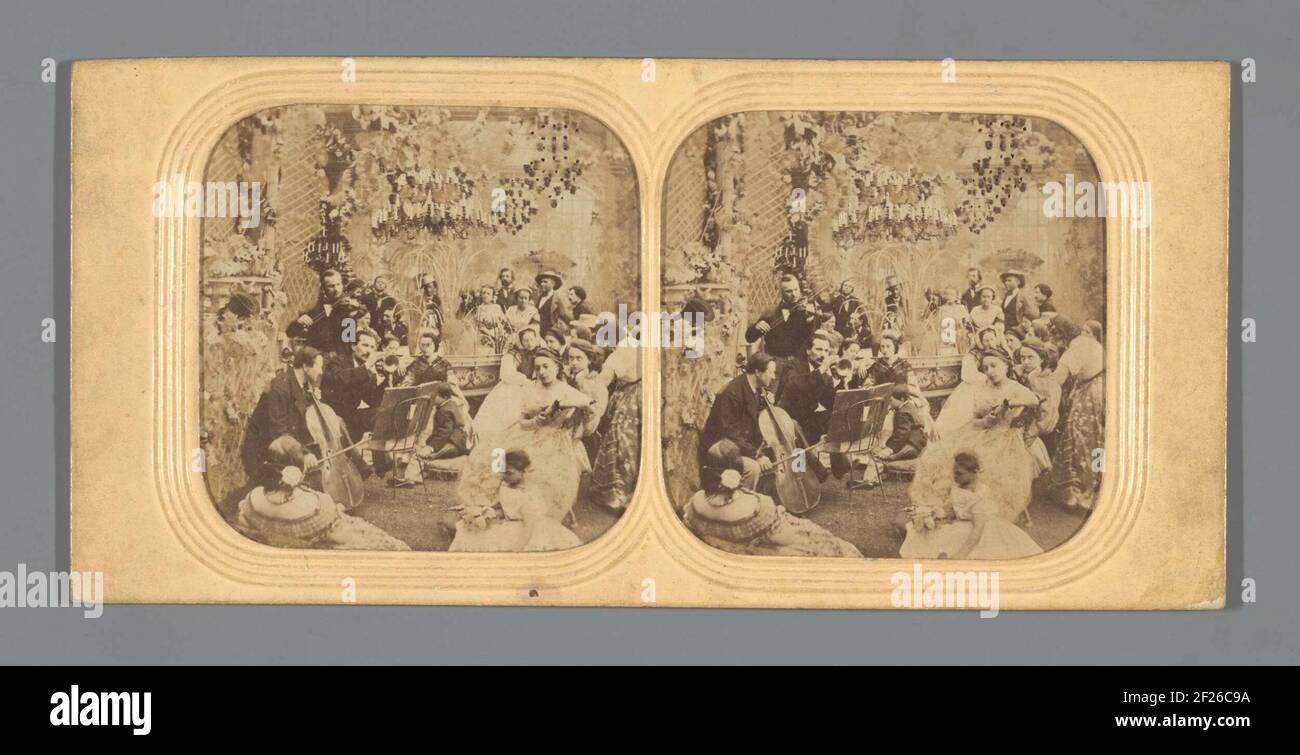 Scène en salon: Public écoute musiciens .. Banque D'Images