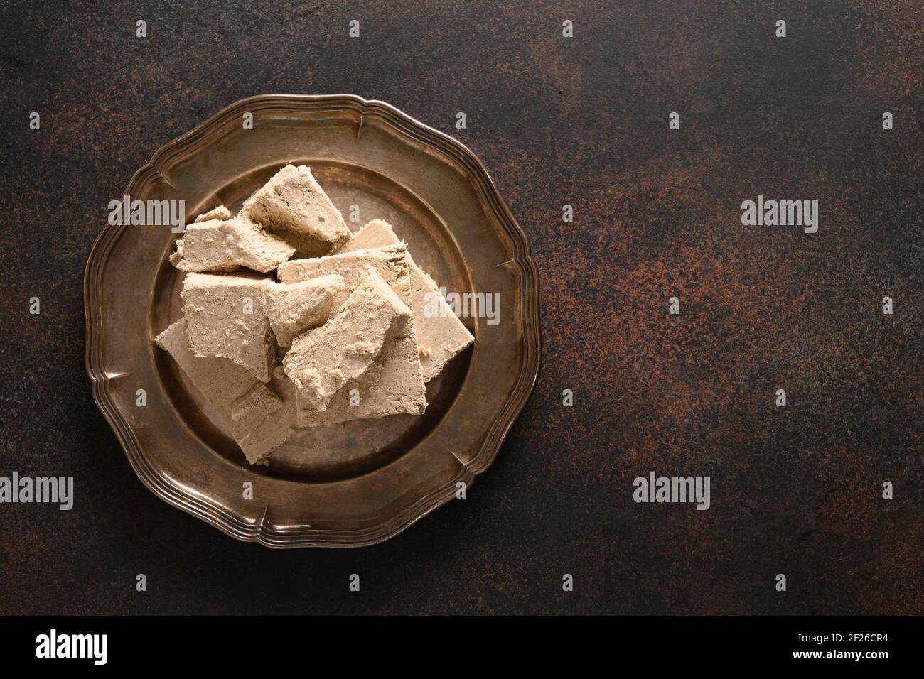 Délicieux dessert de la halva préparé à partir de graines de tournesol sur fond brun avec espace de copie. Vue de dessus. Banque D'Images