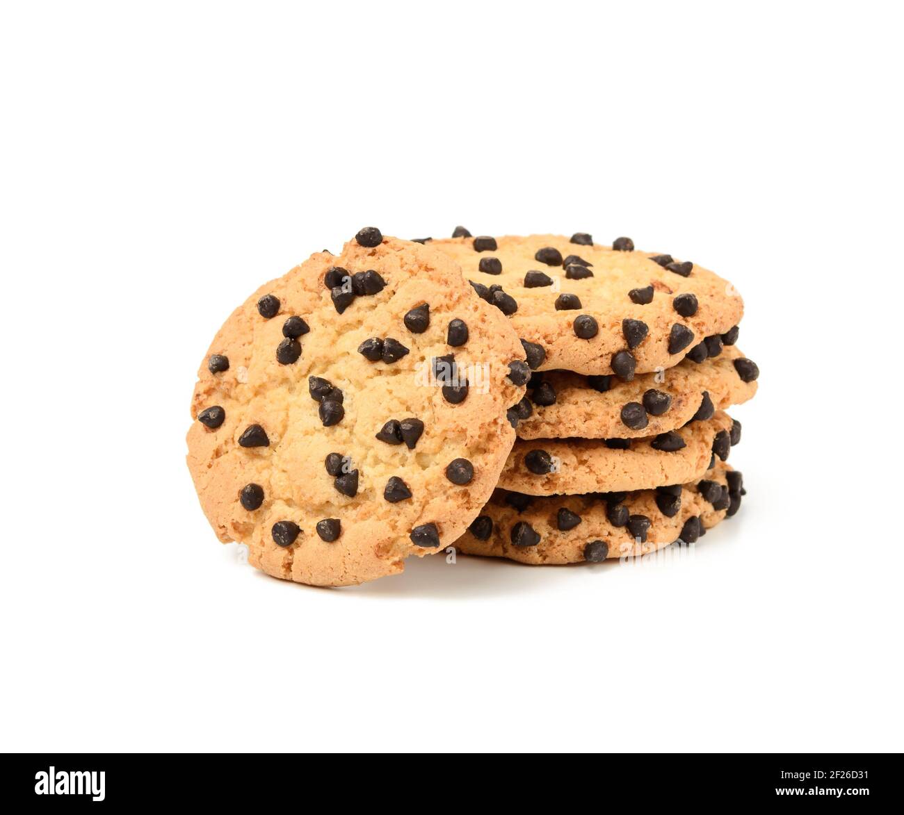 Une pile de biscuits ronds cuits avec des morceaux de chocolat isolés arrière-plan blanc Banque D'Images