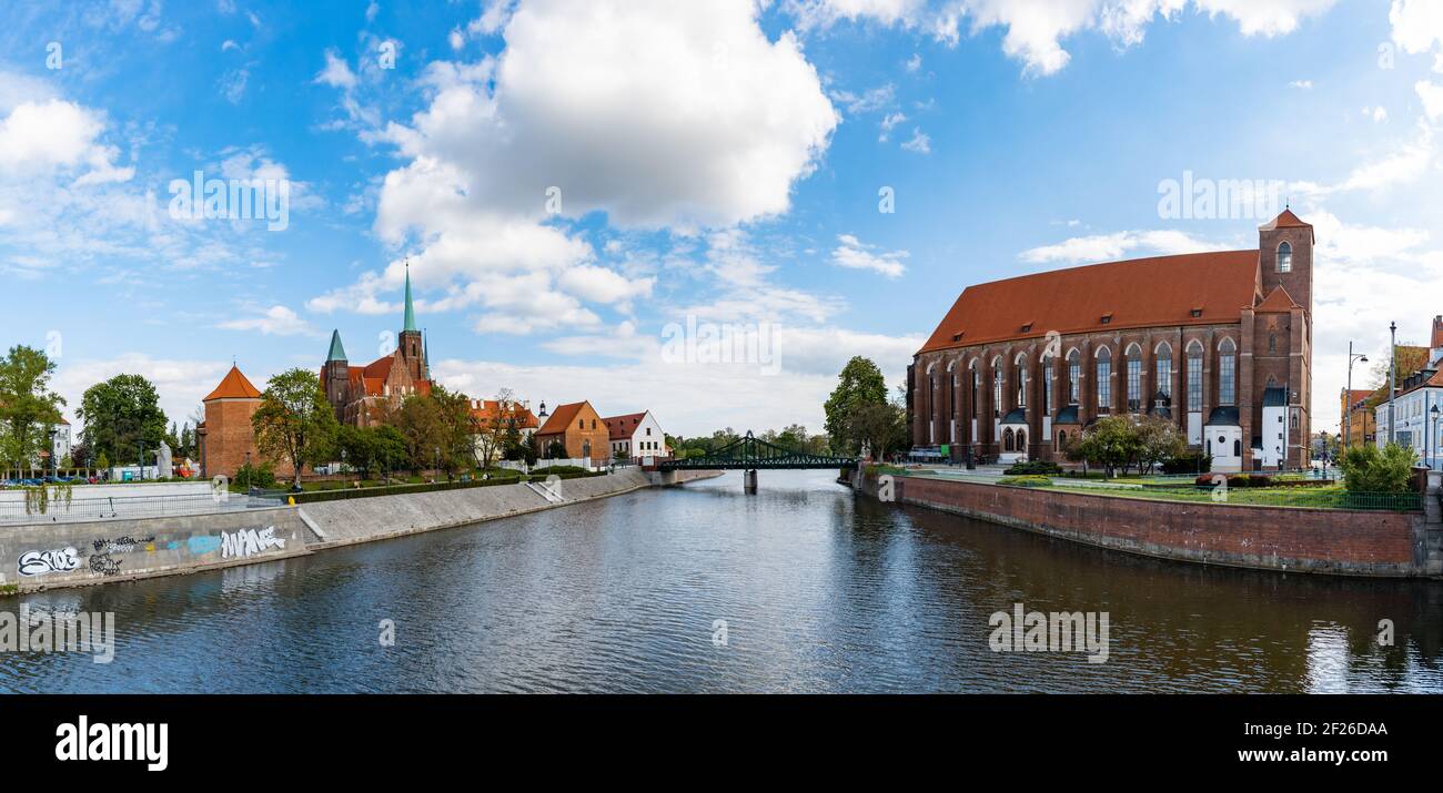 Wroclaw, Pologne - Mai 3 2020 : Panorama du pont de Tumski entre la place Ostrow Tumski et l'église catholique romaine de Saint-NMP Banque D'Images