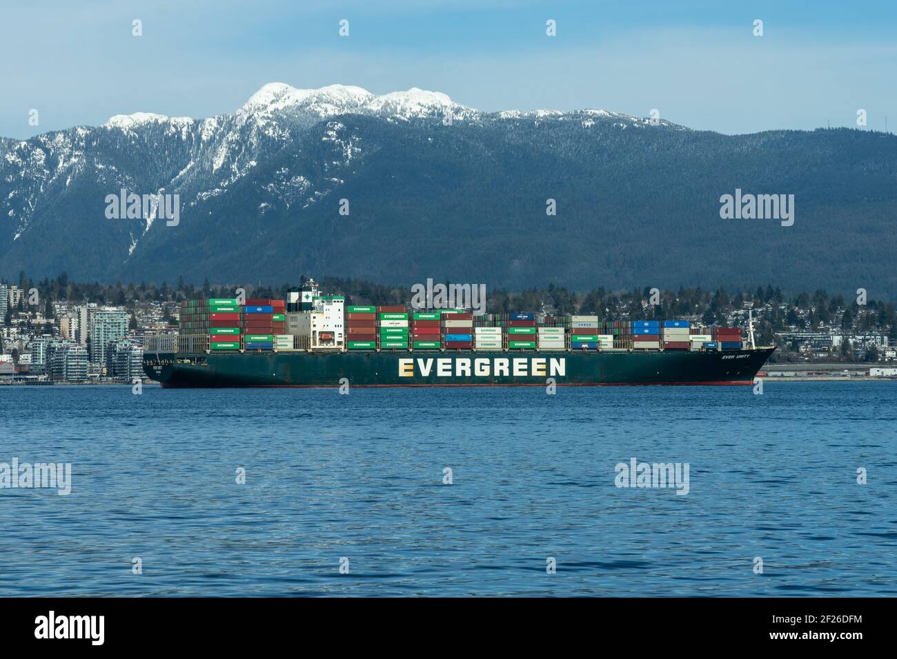 Evergreen TOUJOURS UNITÉ Container Ship avec plein de cargaison dans le port de Vancouver. Banque D'Images