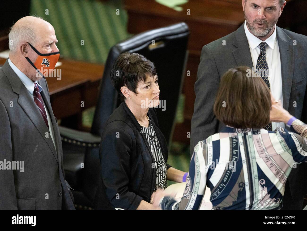 Austin, Texas États-Unis le 9 mars 2021: Les sénateurs du Texas, dont le sénateur Donna Campbell, R-New Braunfels, se concerent avec leurs collègues lors d'une session de la 87e législature du Texas. ©Bob Daemmrich Banque D'Images