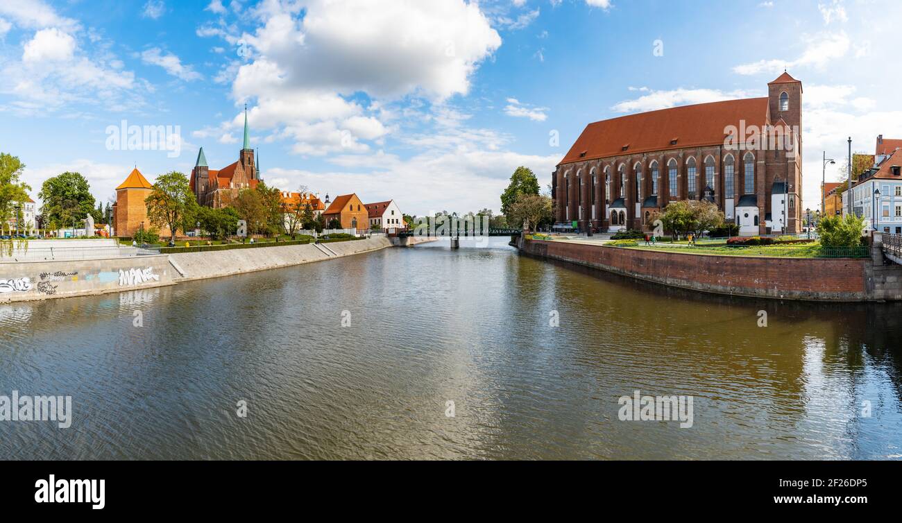 Wroclaw, Pologne - Mai 3 2020 : Panorama du pont de Tumski entre la place Ostrow Tumski et l'église catholique romaine de Saint-NMP Banque D'Images